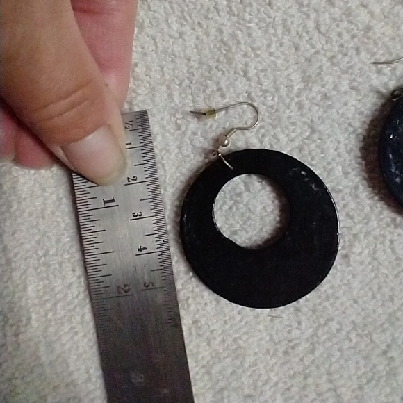 Goldtone black 🖤 green 💚 floral flower 💐 🌹 wire round earrings - Picture 4 of 4